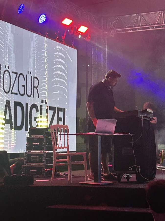 Özgür Adıgüzel — Sahne ışıklarının altında