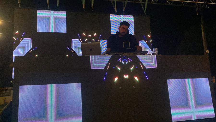 Özgür Adıgüzel — LED sahnede canlı set